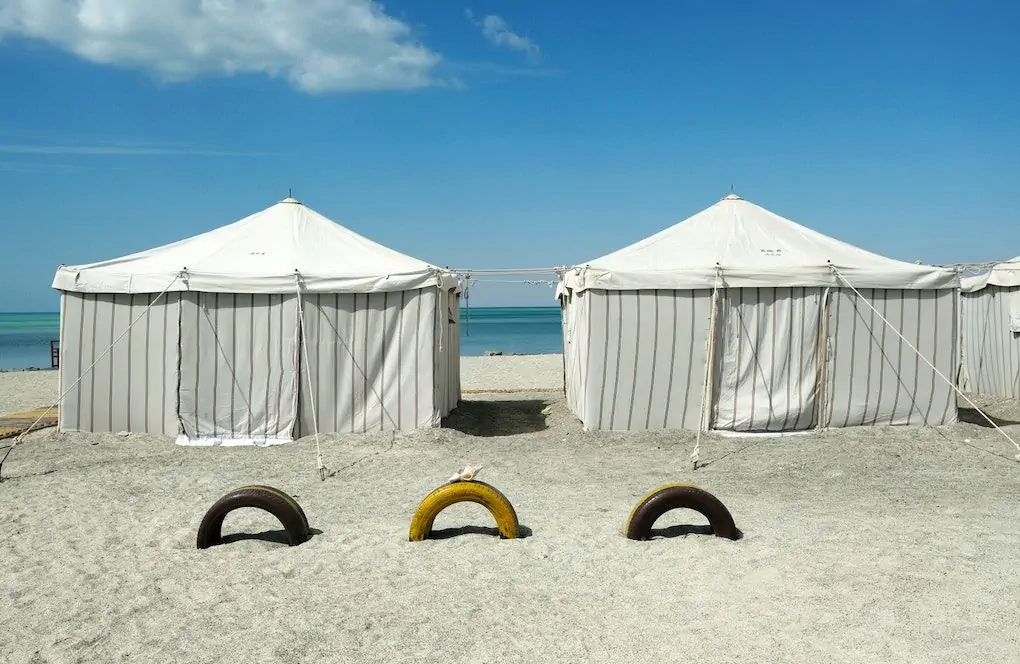 Réserver une visite au camp de plage vierge d